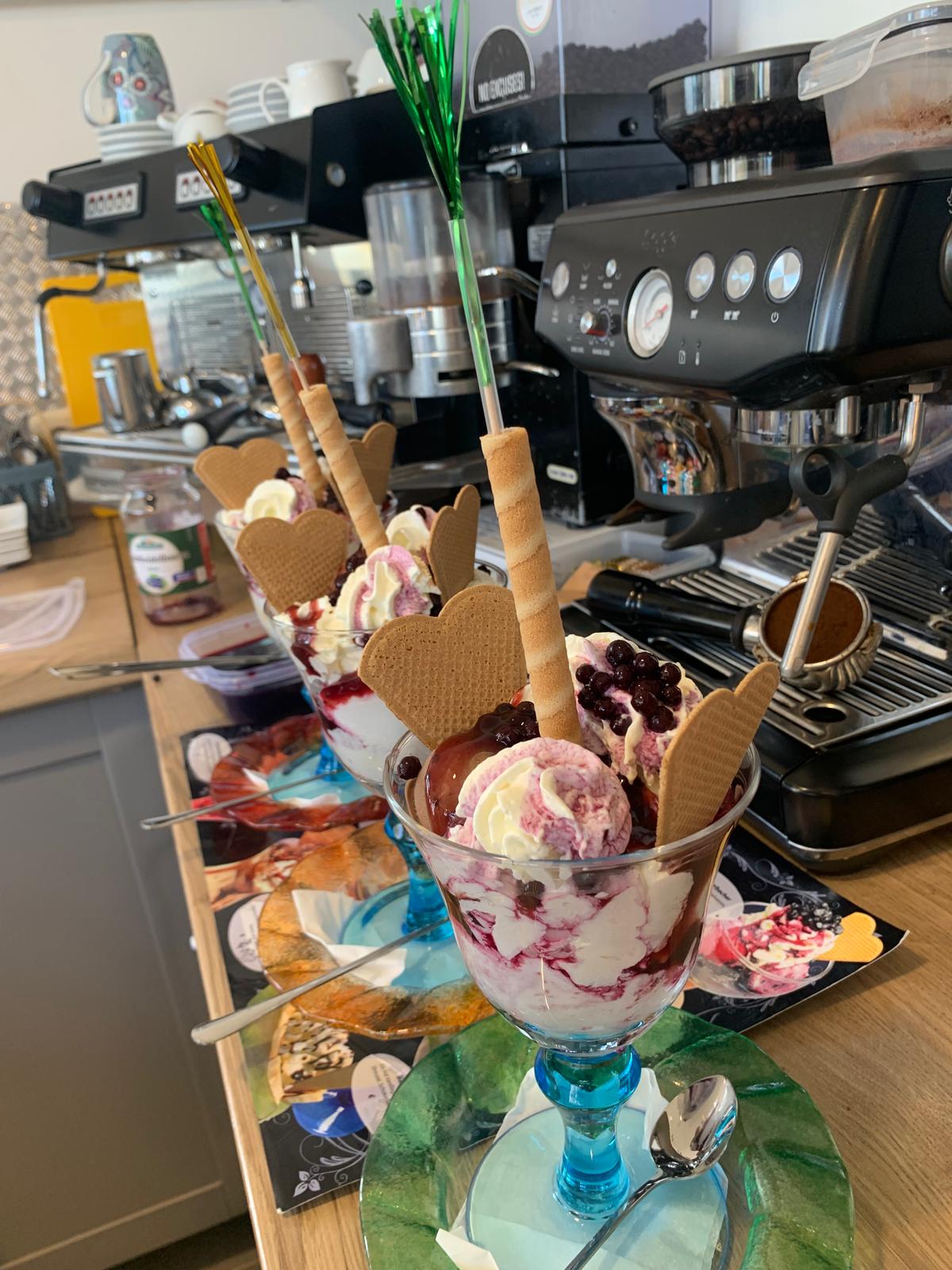 Frisches Gelato in der Waffel — handgemacht in Dahme