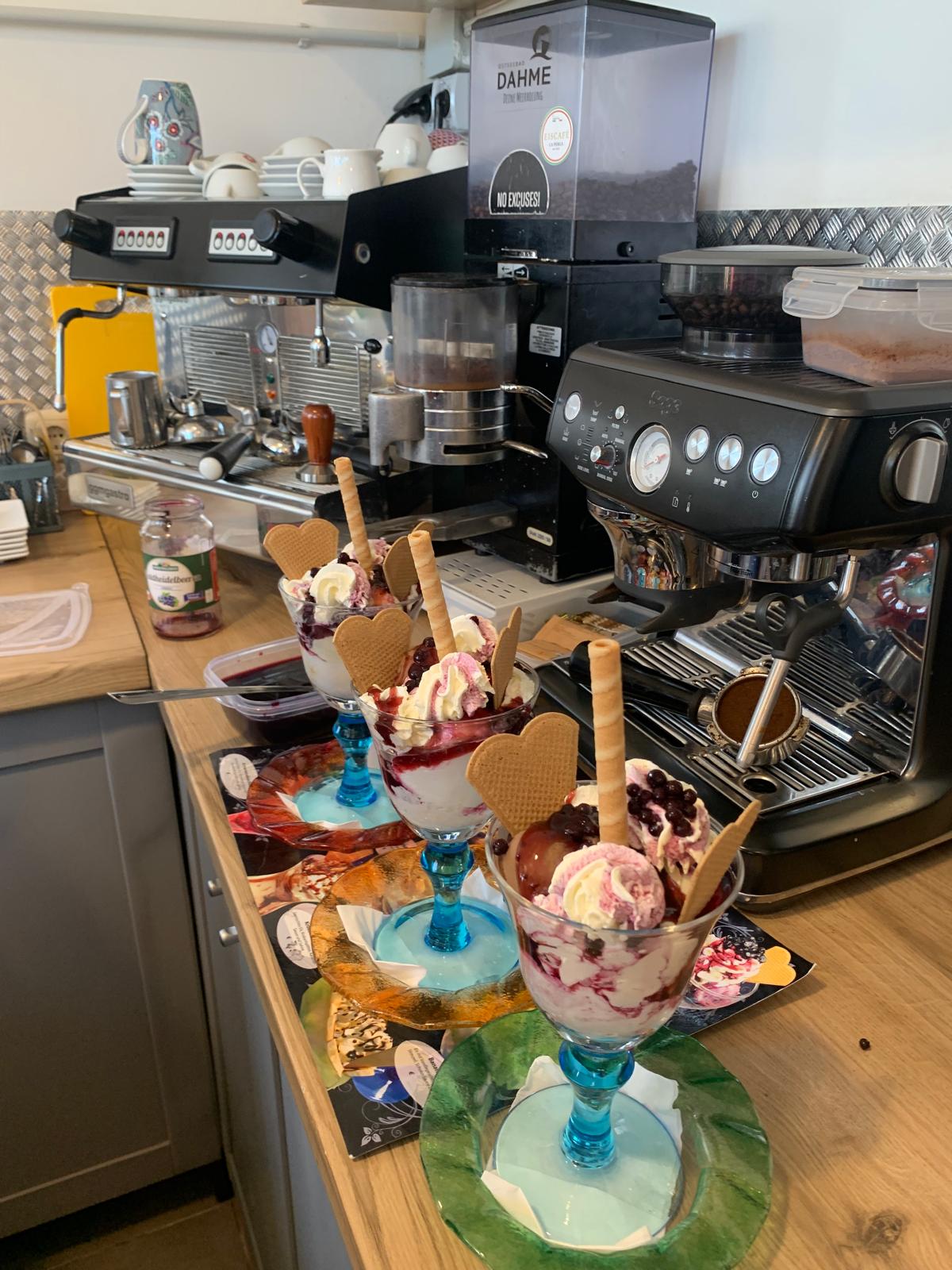 Handgemachte Eisbecher mit Sahne, Waffelherzen und frischen Beeren