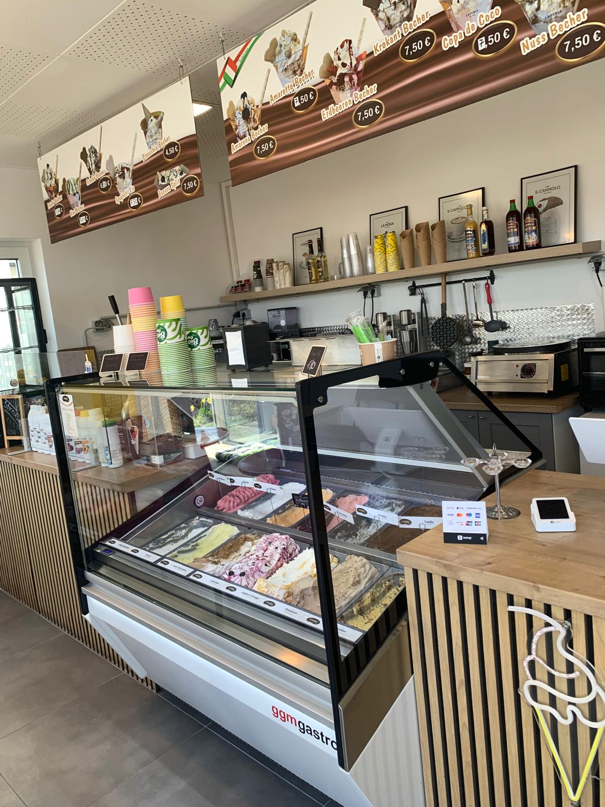 Unsere Gelato-Vitrine mit täglich frischen Sorten