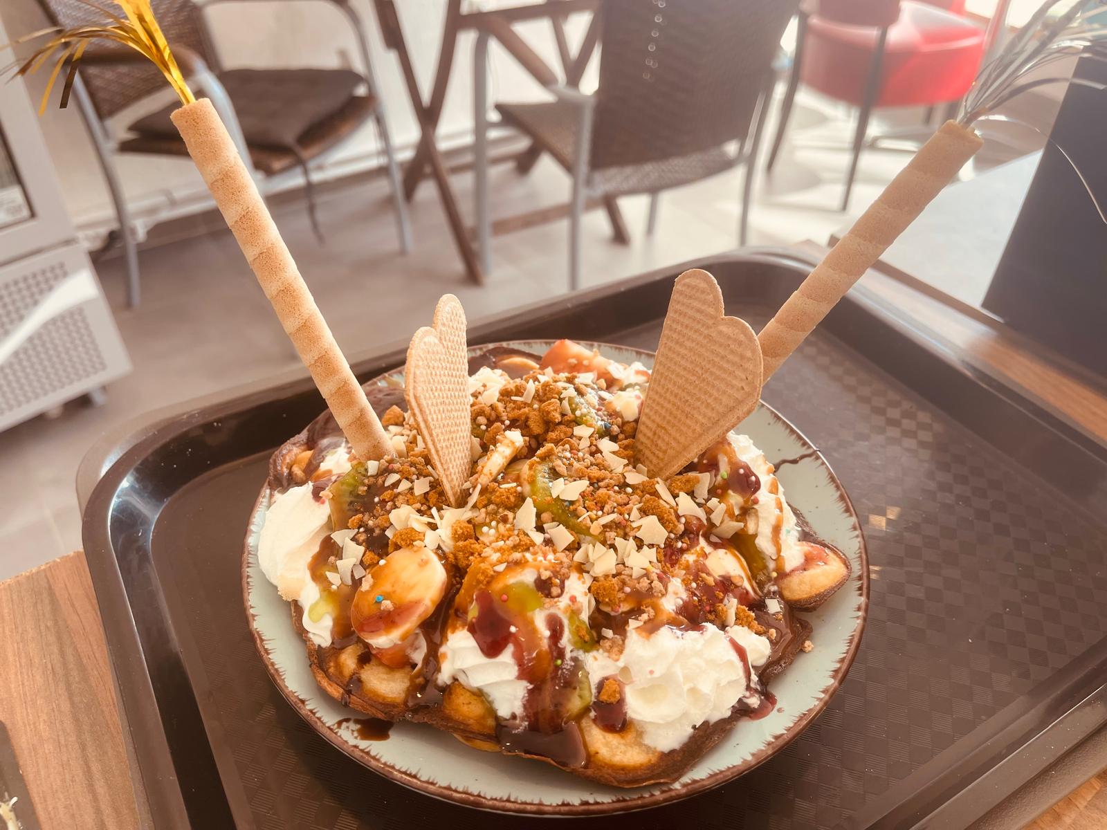 Belgische Waffel mit Sahne, Karamell und Krokant