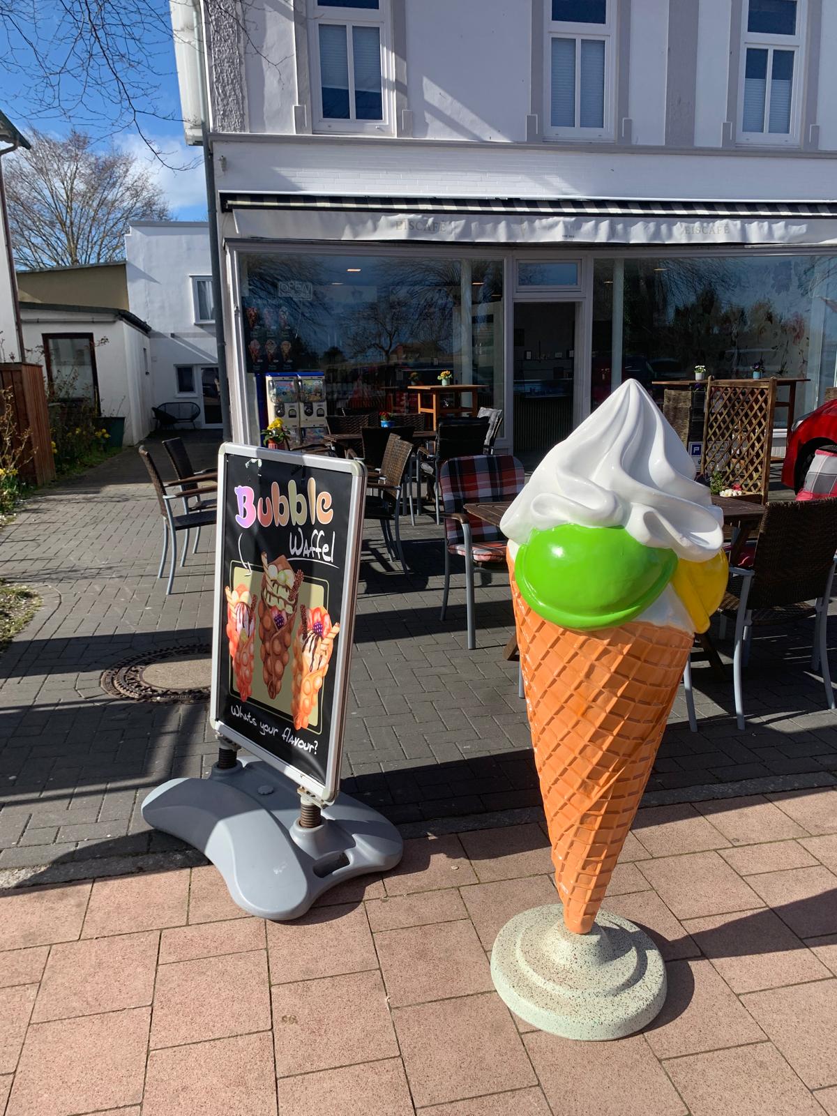 kugel & kruste – Außenansicht mit Terrasse an der Strandstraße 3