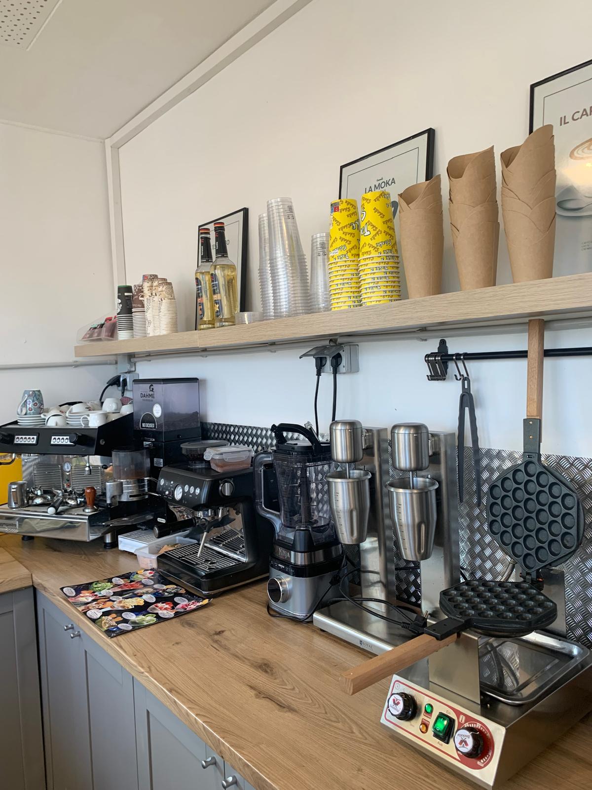 Italienische Espresso-Bar und Bubble-Waffle-Eisen